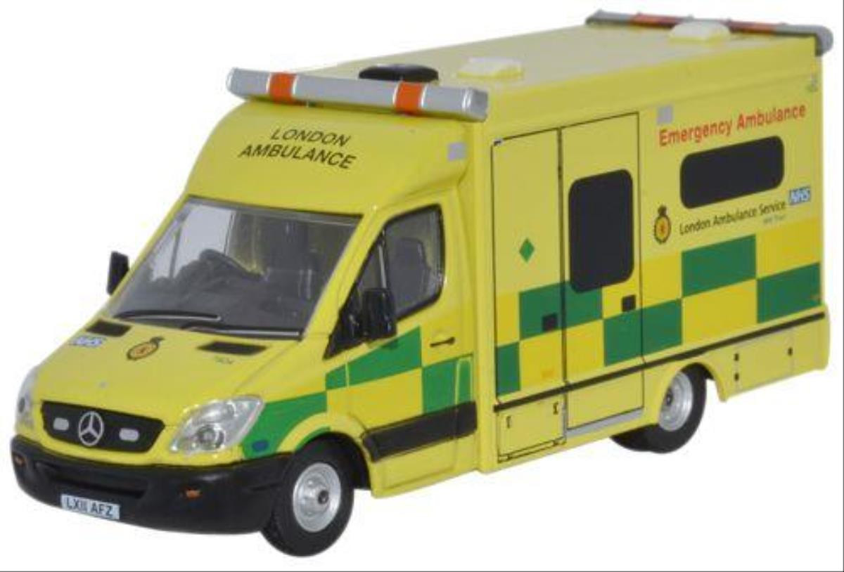 76MA002 Oxford Diecast Mercedes Ambulance London